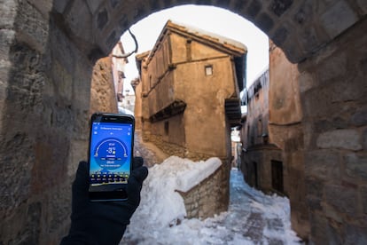 A cellphone shows temperatures of -3ºC in Albarracín, Teruel on Wednesday.