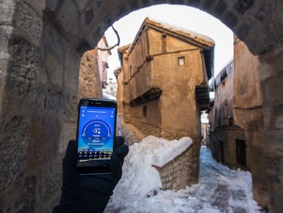 Un móvil marca -3 grados durante la ola de frío en Albarracín, Teruel, este miércoles.