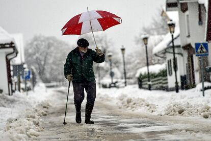 Un hombre camina por las calles nevadas de Burguete, en Navarra, este martes.
