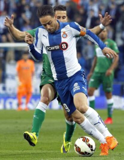 Sergio García conduce el balón ante Corominas.