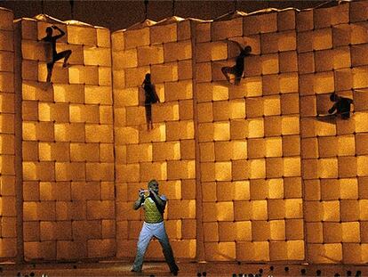 Una escena del montaje de <i>La flauta mágica</i> de La Fura y Jaume Plensa en La Bastille.