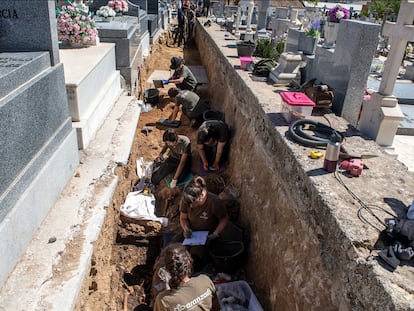 Exhumaciones de la Asociación Comisión de la Verdad de San Sebastián de los Reyes (ACVSSR) en el cementerio de Colmenar Viejo.