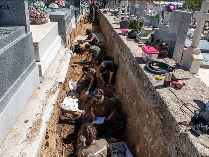 Exhumaciones de la Asociación Comisión de la Verdad de San Sebastián de los Reyes (ACVSSR) en el cementerio de Colmenar Viejo.