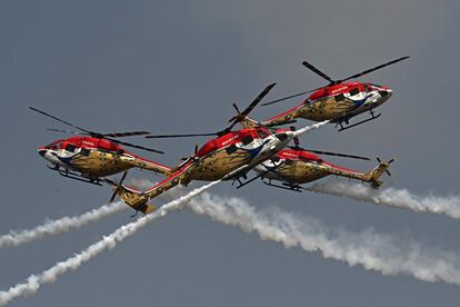 Varios helicópteros del ejército indio durante un espectáculo aéreo, en Bangalore.