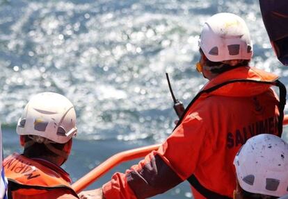 Efectivos de Salvamento Marítimo en aguas del Estrecho.