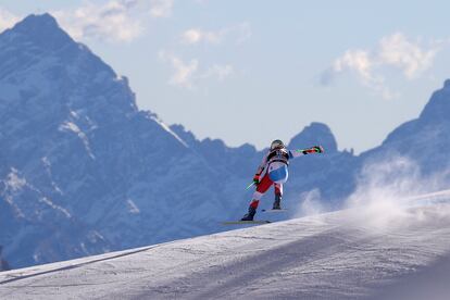 La suiza Priska Nufer durante un descenso en las pistas de Cortina d'Ampezzo, donde se celebrarán los Juegos Olímpicos de Invierno de 2026.