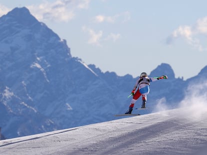 La suiza Priska Nufer durante un descenso en las pistas de Cortina d'Ampezzo, donde se celebrarán los Juegos Olímpicos de Invierno de 2026.