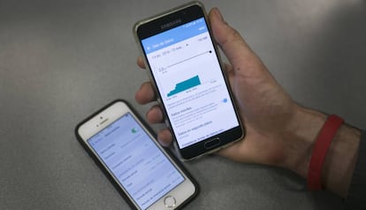 Un client revisa les seves dades mòbils d'Internet.