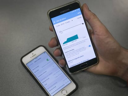 Un client revisa les seves dades m&ograve;bils d&#039;Internet.