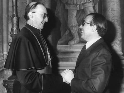 El entonces ministro español, Marcelino Oreja, y el cardenal Jean Villot tras la firma de los acuerdos entre la Iglesia y el Estado.