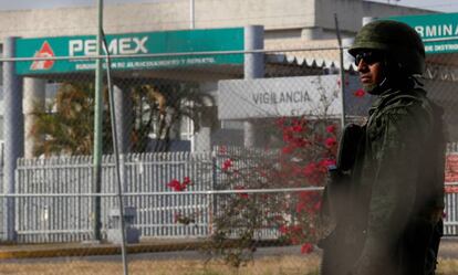 Un militar resguarda un centro de distribución de combustible en Jalisco.