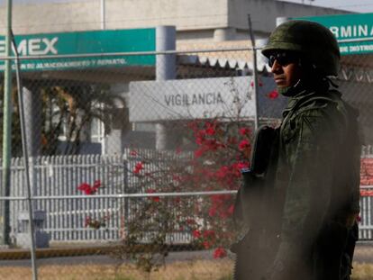 Un militar resguarda un centro de distribución de combustible en Jalisco. 