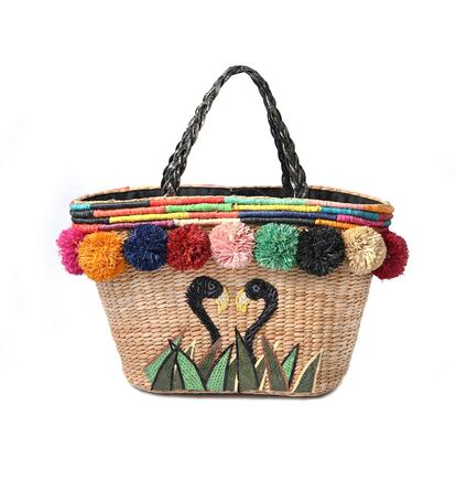 Bolso Flamingo Pompon de Aranáz, 237 euros. De rafia multicolor con bordado de flamencos y pompones.