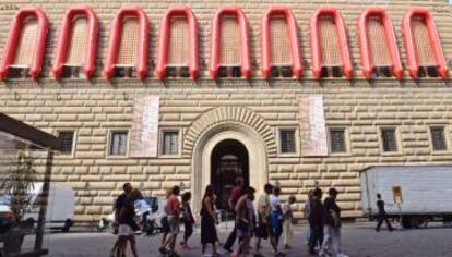Lanchas salvavidas en las ventanas de la fachada del Palazzo Strozzi para la exposición 'Ai Weiwei. Libero'.