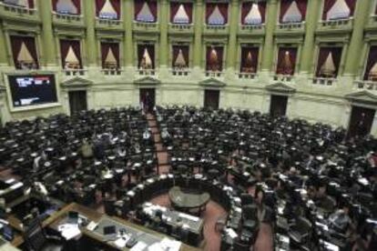 Miembros de la Cámara de Diputados debaten la iniciativa del oficialismo para incentivar el blanqueo de ahorros en divisas extranjeras no declarados en Buenos Aires (Argentina).