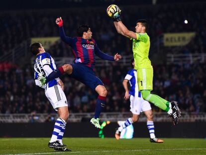 Luis Suárez intenta, sense èxit, batre Rulli de cap.