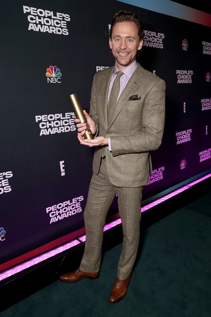 Tom Hiddleston, que ganó por su papel en Loki, eligió un traje con estampado de cuadros.