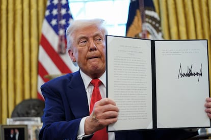 El presidente de EE UU, Donald Trump, tras firmar la orden ejecutiva que introduce los aranceles recíprocos, el pasado 9 de abril.