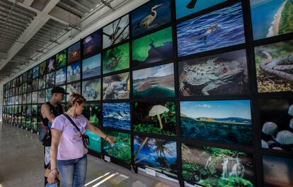 Visitantes recorren las salas del complejo cultural, educativo y recreativo 'Barco Utopía', en la Alcaldía Iztapalapa, en julio de 2023.