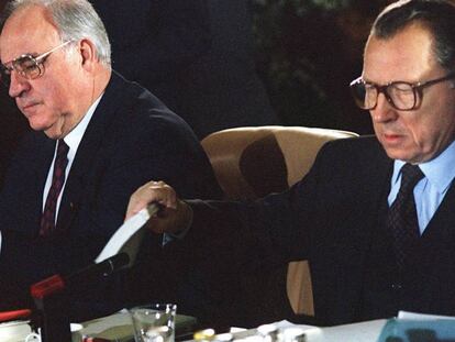 El canciller alemán Helmut Kohl (izquierda) junto con el presidente de la Comisión Europea Jacques Delors, en junio de 1991.