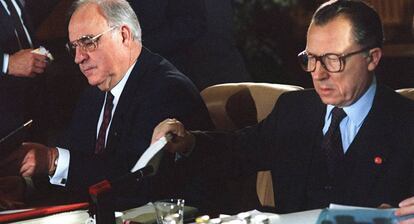 El canciller alemán Helmut Kohl (izquierda) junto con el presidente de la Comisión Europea Jacques Delors, en junio de 1991.