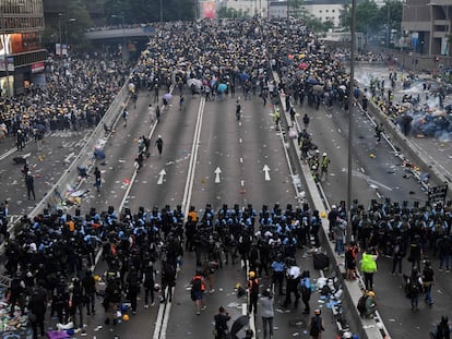 Miles de manifestantes en las calles de Hong Kong protestan la ley de extradición.