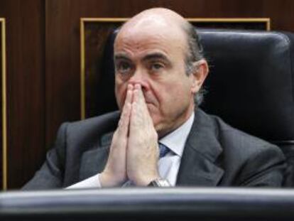 El ministro de Economía y Competitividad, Luis de Guindos, durante la sesión de control al Ejecutivo celebrada hoy en el Congreso de los Diputados.