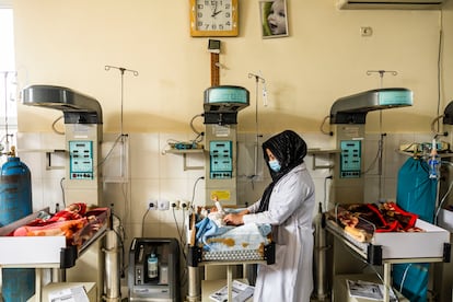 La enfermera Asma en el hospital de Maidan Wardak, y debajo, vista aérea de Kabul.