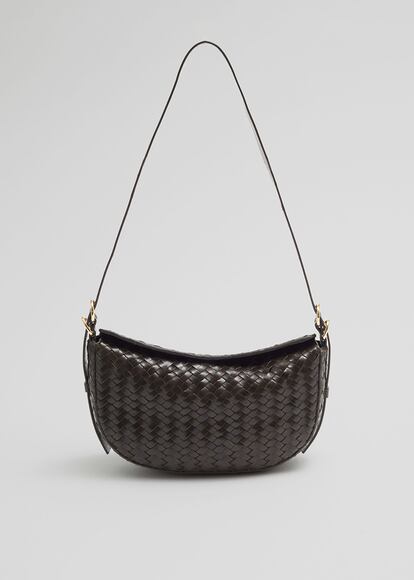 Bolso trenzado de cuero, tambin disponible en color gris, de & Other Stories. 159 euros.