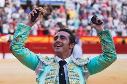 El Fandi, con las dos orejas que cortó al cuarto toro de la tarde.