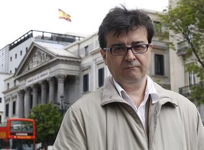 Javier Cercas, retratado ayer ante el Congreso de los Diputados, en Madrid.