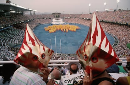 Una parella d'espectadors amb màscares el dia de la inauguració oficial.