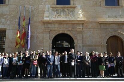 Concentración en repulsa de la violencia machista frente al Ayuntamiento de Llíria hace cuatro años.