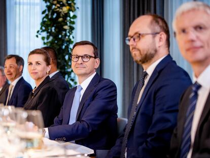 El primer ministro polaco, Mateusz Morawiecki, junto a otros jefes de Gobierno en la reunión preparatoria de la cumbre de la OTAN en Madrid celebrada en La Haya el 14 de junio.