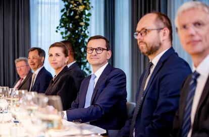 El primer ministro polaco, Mateusz Morawiecki, junto a otros jefes de Gobierno en la reunión preparatoria de la cumbre de la OTAN en Madrid celebrada en La Haya el 14 de junio.