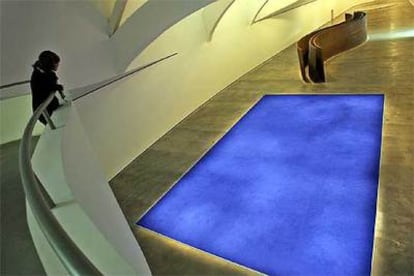 La <i>piscina</i> de color azul ultramar, el color característico de Yves Klein, instalada en el Museo Guggenheim Bilbao.