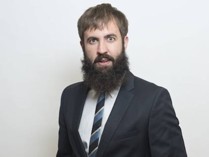 Arreglado pero ermita&ntilde;o. Antonio Castelo luce barba salvaje (que suponemos es el reto de los barberos hipsters de Malasa&ntilde;a) y traje de boda, por si el &#039;after work&#039; exige &#039;dress code&#039; de despacho de abogados.