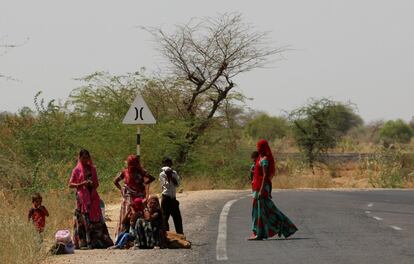 La gente espera el transporte en una tarde calurosa afuera de un pueblo en Jalore India, el 10 de abril de 2018. Hasta diciembre de 2010, más de 600.000 discapacitados pobres en la India rural se beneficiaron de este ferrocarril.