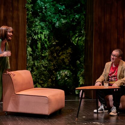 Escena de la obra 'Polar', una comedia trágica de Rulo Pardo. En la imagen Secun de la Rosa y Natalia Hernández. Fotografía: Pablo Lorente (TEATROS DEL CANAL)
Tres historias cómicas unidas por un accidente ecológico conforman Polar, la obra que el actor, director y fundador de la compañía teatral seXpeare Rulo Pardo estrena el 6 de junio en Teatros del Canal de la Comunidad de Madrid. Protagonizada por Cristina Gallego, Natalia Hernández, Secun de la Rosa y Chema Adeva, y con la narración en off de Aitana Sánchez-Gijón, permanecerá en cartel hasta el 19 de junio en la Sala Negra.
TEATROS DEL CANAL fotografiado por el fotografo Pablo Lorente (TEATROS DEL CANAL)