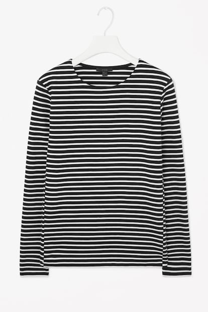  

	21. Camiseta de rayas
	

	Otra prenda que debemos agradecerle a Coco Chanel. Gracias a la diseñadora, llegó del armario masculino al femenino para quedarse. Esta es de Cos (45 euros).