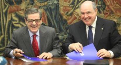 Mario Fernández (izquierda) y el rector Oraá, en la firma del convenio esta mañana en Bilbao.