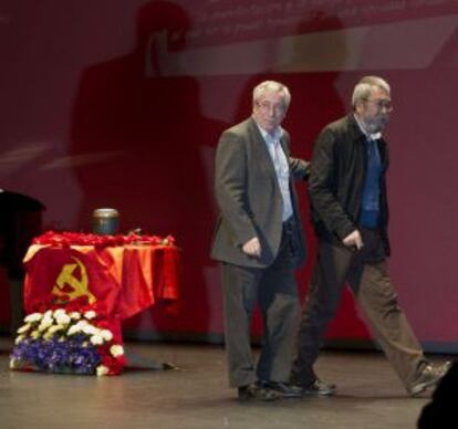 Fernández Toxo (izquierda) y Cándido Ménez, durante el homenaje a Carrillo.