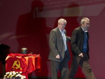 Fernández Toxo (izquierda) y Cándido Ménez, durante el homenaje a Carrillo.