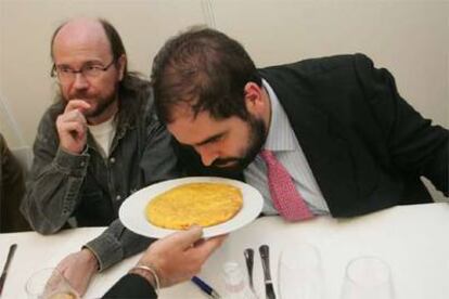 El jurado del concurso, con Santiago Segura entre sus miembros, juzga una de las tortillas.