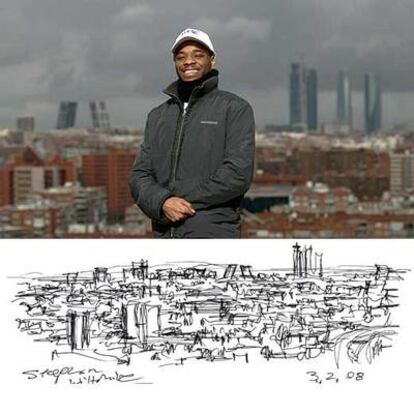 El artista Stephen Wiltshire, ante la panóramica de Madrid que reproducirá de memoria. Abajo, un boceto improvisado.