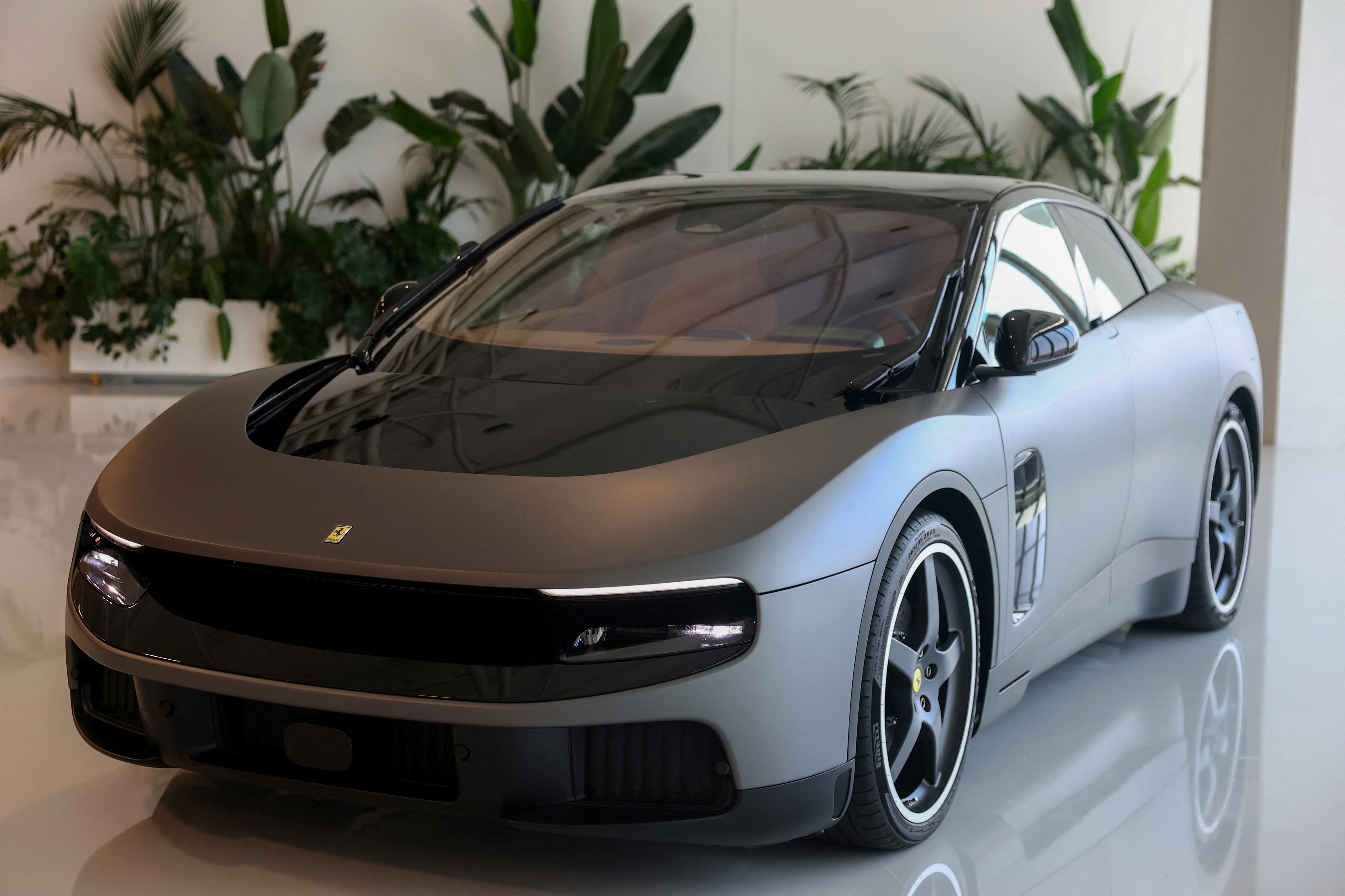 El Ferrari Luce, el coche eléctrico de la marca italiana, bate el récord de 40 millones de dólares como el coche nuevo más caro