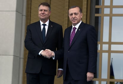 Recep Tayyip Erdogan y, a la derecha, su homólogo rumano Klaus Iohannis, este miércoles en Ankara.