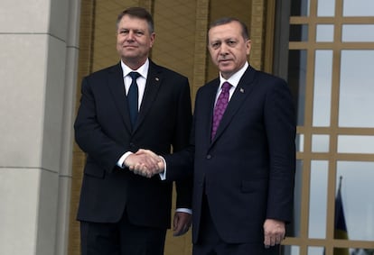 Recep Tayyip Erdogan e, à esquerda, seu colega romeno Klaus Iohannis, nesta quarta-feira em Ancara.