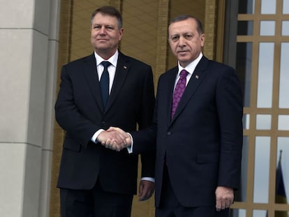 Recep Tayyip Erdogan y, a la derecha, su homólogo rumano Klaus Iohannis, este miércoles en Ankara.