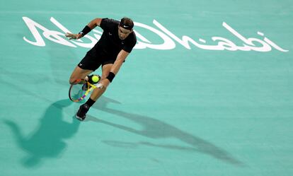 Nadal devuelve de revés durante el partido contra Murray, este viernes en Abu Dabi.